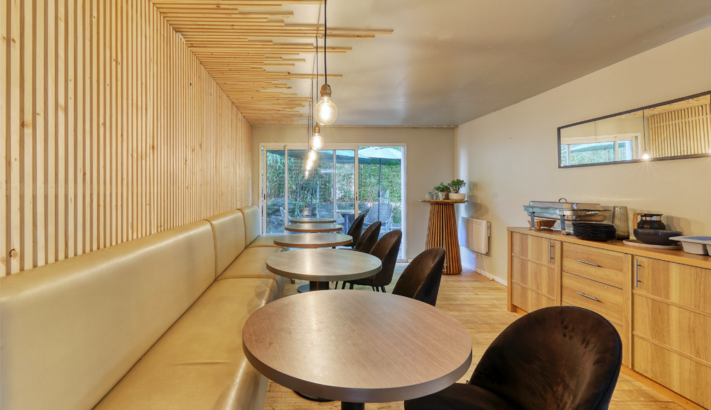 rénovation cantine personnel hôtel quintessia transformation complète pièce chaleureuse repos pause contemporain bois éclairage recyclage mobilier coin sieste pause lecture