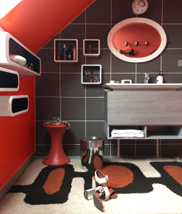 salle de bain année soixante dix contrastée orange et brun marron blanc etagères vintage , rénovation de la salle de bain, style vintage, années 70 pop récupération recyclage occasion