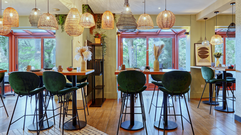 le restaurant est au coeur d'une végétation abondante et offre une terrasse ensoleillée et ombragée, l'intérieur mélange les ocres et les verts ainsi que les matières tels les velours, la paille et les rotins mais aussi le bois du mobilier, la végétation déborde des plafonds et des murs, l'endroit se situe au coeur d'un parc aux pins centenaires. La terrasse est ombragée grâce à de robustes tilleuls, les jeux extérieurs ont été installés autour de la terrasse pour prolonger  ce moment convivial autour du repas.