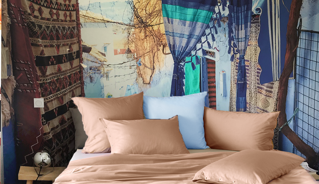 chambre ami style marocain panorama rue du Maroc camaieu de bleus bleu Majorelle matières tissu lin luminaire matière naturelle orientale méditerranéenne exotique sud soleil chaleur